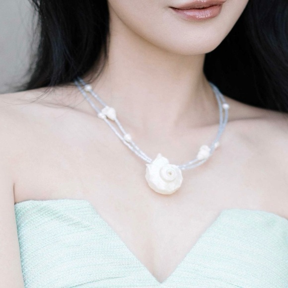 Elegant Shell Pendant Necklace - Picture 1 of 3
